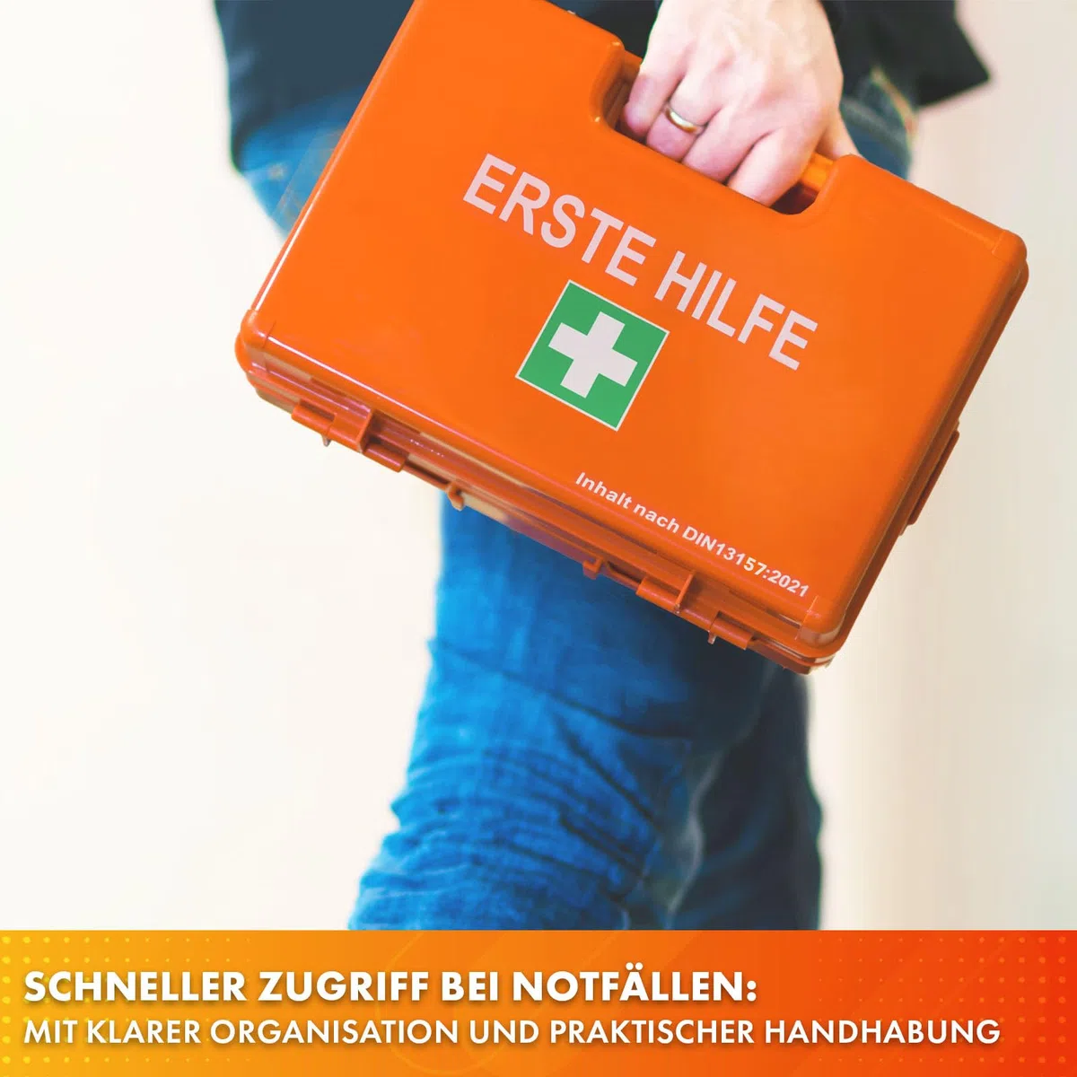 KARAT Kleine Erste Hilfe Kasten für Betriebe DIN 13157:2021 gefüllt inkl. Wandhalterung | 1 Hilfe Verbandskasten Set für Werkstatt, Büros & Gastro, Notfallbox bis 50 Mitarbeiter (28x20x11,5 cm)