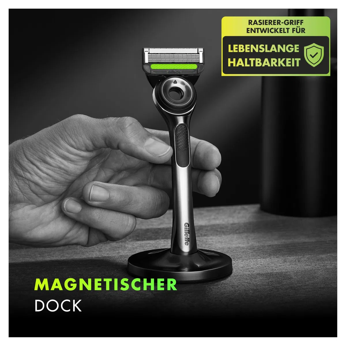 Gillette Labs Rasierer Herren, TESTSIEGER VON GILLETTE BEI STIFTUNG WARENTEST, Nassrasierer mit Reinigungs-Element + 1 Ersatzklinge, Premium-Magnetdock — Edelstahl, Grau